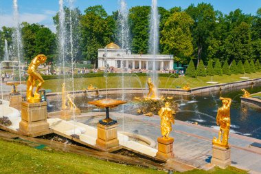 PETERHof, Rusya - 11 Haziran 2021. Büyük Saray 'daki Büyük Şelale Çeşmeleri' nin elementi. Müze kompleksinin bir kısmı parklarla, mimari çevrelerle ve havuzlu bahçelerle dolu.