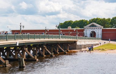 SAINT PETERSBURG, RUSSIA - 15 Haziran 2021 Kronverksky Boğazı üzerindeki ahşap Ioannovskiy Köprüsü Peter ve Paul kalesinin St. Petersburg 'un merkezinde yer aldığı Hare Adası' na gider.