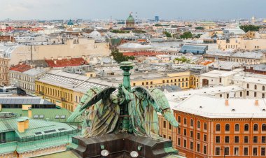Aziz Pettersburg, Rusya - 12 Haziran, 2021. Rusya 'nın kuzeyindeki ve kültürel başkentindeki St. Isaacs sütunundan şehrin ana eğlence merkezinin ve tarihsel bölümünün görüntüsüne bakın.