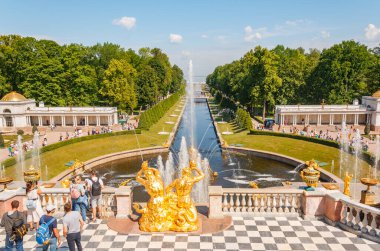 PETERHof, Rusya - 11 Haziran 2021. Grand Fountains 'in merkez su kanalı müze bölgesindeki Büyük Saray yakınlarında taşar ve Peterhof' u mimari kıyafetlerle kaplar.