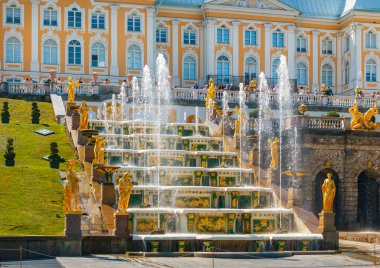 PETERHof, Rusya - 11 Haziran 2021. Müze bölgesindeki Büyük Saray yakınlarındaki Büyük Çeşme Çeşmeleri 'nin bir parçası ve Peterhof' un mimari kıyafetleri ve bahçeleri ile park kompleksi.