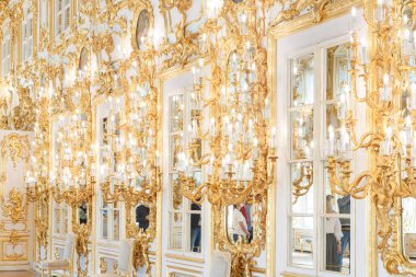 PETERHof, Rusya - 11 Haziran 2021. Peterhof Müzesi 'nin parkları, mimari kıyafetleri ve peyzaj bahçeleri olan bölgesindeki ana Büyük Saray' ın bir kısmı ya da bir kısmı.