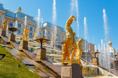 PETERHof, Rusya - 11 Haziran 2021. Müze bölgesindeki Büyük Saray yakınlarındaki Büyük Çeşme Çeşmeleri 'nin bir parçası ve Peterhof' un mimari kıyafetleri ve bahçeleri ile park kompleksi.