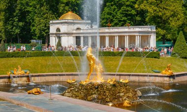 PETERHof, Rusya - 11 Haziran 2021. Müze bölgesindeki Büyük Saray yakınlarındaki Büyük Çeşme Çeşmeleri 'nin bir parçası ve Peterhof' un mimari kıyafetleri ve bahçeleri ile park kompleksi.