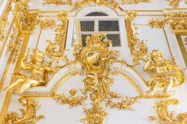 PETERHof, Rusya - 11 Haziran 2021. Peterhof Müzesi 'nin parkları, mimari kıyafetleri ve peyzaj bahçeleri olan bölgesindeki ana Büyük Saray' ın bir kısmı ya da bir kısmı.