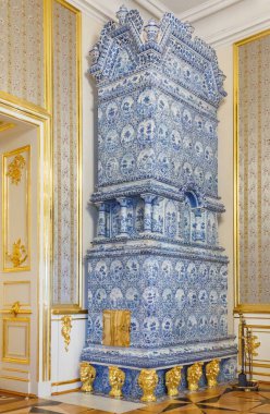 PETERHof, Rusya - 11 Haziran 2021. Peterhof Müzesi 'nin parkları, mimari kıyafetleri ve peyzaj bahçeleri olan bölgesindeki ana Büyük Saray' ın bir kısmı ya da bir kısmı.