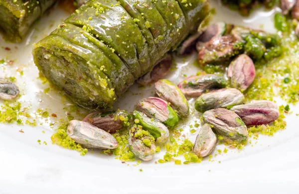 Türk Baklava 'sı. Fıstıklı baklava. Cevizli baklava. Daha fazla baklava. Türk tatlısı. Şerbet tatlısı.