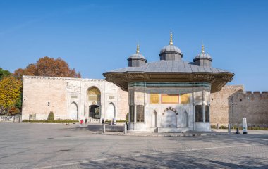 İSTANBUL, TURKEY - 5 ARALIK: Ahmed III Çeşmesi. Çeşme 1728 'de inşa edildi. Ayasofya ile Topkapı Sarayı girişi arasında duruyor, İstanbul / TURKEY. 5 Aralık 2020 'de çekildi..