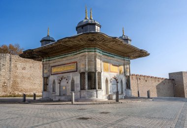 İSTANBUL, TURKEY - 5 ARALIK: Ahmed III Çeşmesi. Çeşme 1728 'de inşa edildi. Ayasofya ile Topkapı Sarayı girişi arasında duruyor, İstanbul / TURKEY. 5 Aralık 2020 'de çekildi..