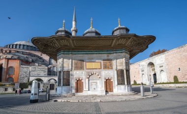 İSTANBUL, TURKEY - 5 ARALIK: Ahmed III Çeşmesi. Çeşme 1728 'de inşa edildi. Ayasofya ile Topkapı Sarayı girişi arasında duruyor, İstanbul / TURKEY. 5 Aralık 2020 'de çekildi..