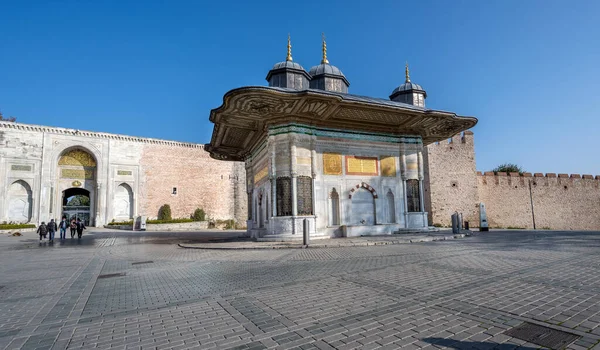 Istanbul Turkey 12月5日 アーメド3世の泉 泉は1728年に建てられた ハギア ソフィアとトプカピ宮殿の入り口 イスタンブール トルコの間に立っています 2020年12月5日撮影 — ストック写真