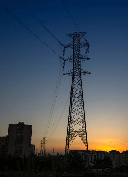 Elektrik Dağıtımı Için Yüksek Gerilim Kabloları Olan Elektrik Aktarım Kulelerinin — Stok fotoğraf