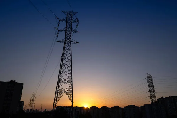 Piękne Zdjęcie Wież Przesyłowych Energii Elektrycznej Przewodami Wysokiego Napięcia Dystrybucji — Zdjęcie stockowe