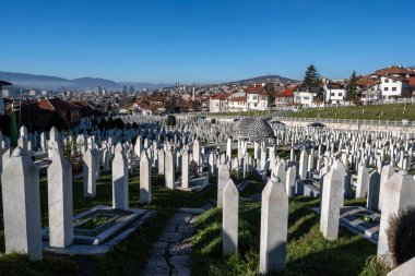 Saraybosna 'da bir şehit mezarlığı. Mezarlık 1992-1995 yılları arasında ölenlerin mezarlarıyla dolu. Ayrıca Aliya İzzet 'in mezarı da var..