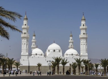 MADINAH, SAUDI ARABIA - 30 Mart 2024: Umrah mevsiminde Quba Camii 'ni ziyaret eden Müslüman hacılar. Dünyanın en eski camii.