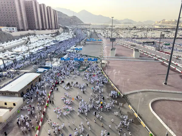 Mekke, Suudi Arabistan - 16 Haziran 2024: Bir grup hacı, Şeytanı Jamarat 'ta taşlama ayinini gerçekleştirmek üzere Mina kentinde yürürler. Hacca her yıl yaklaşık 4 milyon kişi gidiyor..
