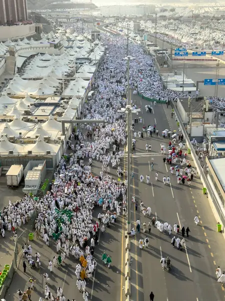 Mekke, Suudi Arabistan - 16 Haziran 2024: Bir grup hacı, Şeytanı Jamarat 'ta taşlama ayinini gerçekleştirmek üzere Mina kentinde yürürler. Hacca her yıl yaklaşık 4 milyon kişi gidiyor..