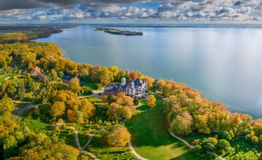 Altın sonbahar ışığında Schwerin (Almanya) yakınlarındaki Wiligrad sarayının havadan görünüşü