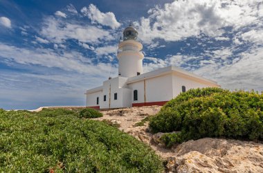 Menorca 'nın kuzey kıyısında (Balearic Adaları) Süvari Alayı)