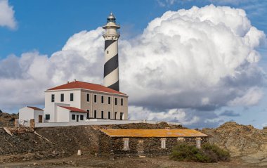 Menorca 'nın kuzey kıyısındaki favori deniz feneri (Balearic Adaları)