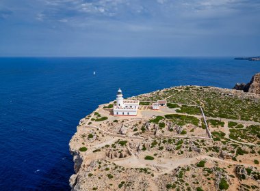 Menorca 'nın kuzey kıyısındaki Süvariler Deniz Feneri (Balear Adaları) - hava manzaralı