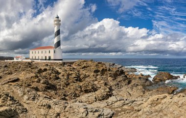 Menorca 'nın kuzey kıyısındaki favori deniz feneri (Balearic Adaları)
