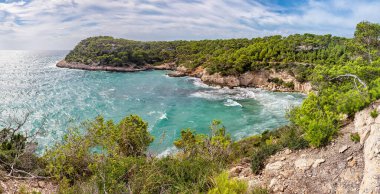 Menorca 'nın güney kıyısındaki Bay Cala Mitjana' nın panoramik manzarası (Balearic Adaları)