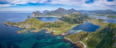 Dağ zirvesinden panoramik manzara Offersokammen (Lofoten, Norveç)