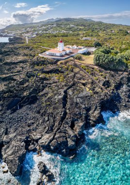 Pico Adası 'nın Doğu Burnu' ndaki Deniz Feneri Ponta da Ilha 'nın hava manzarası (Azores, Portekiz)