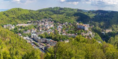 Karlovy Vary 'nin (Çek Cumhuriyeti) panoramik görünümü