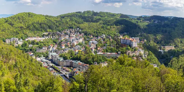Karlovy Vary 'nin (Çek Cumhuriyeti) panoramik görünümü