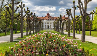 Karlovy Vary 'deki Tarihi Spa Binası ve Bahçesi (Çek Cumhuriyeti)