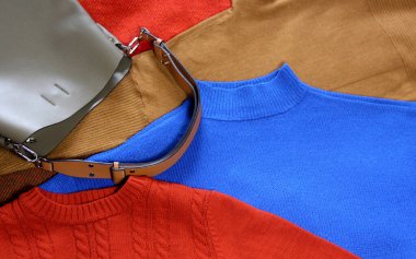 Parlak ve canlı kazakların karışımı, kış modası.