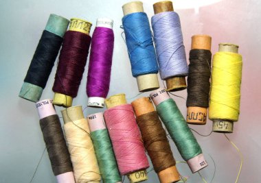 Çok renkli dikiş ipliklerinin büyük karışımı.