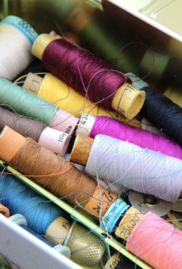 Çok renkli ipliklerin büyük karışımı