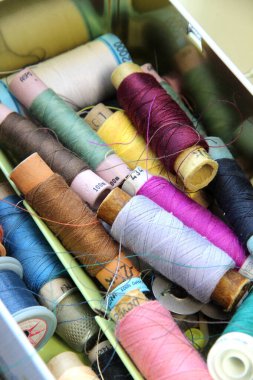 Çok renkli dikiş ipliklerinin büyük karışımı.