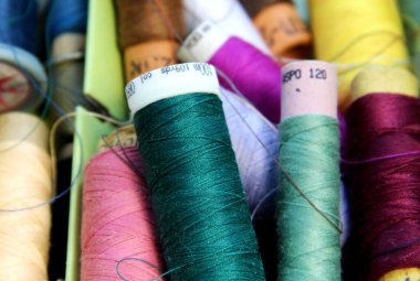 Çok renkli dikiş ipliklerinin büyük karışımı.