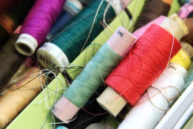 Çok renkli dikiş ipliklerinin büyük karışımı.