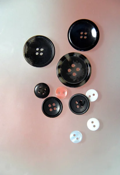 Masanın Üzerinde Farklı Boyutlarda Düğmelerin Karışımı — Stok fotoğraf