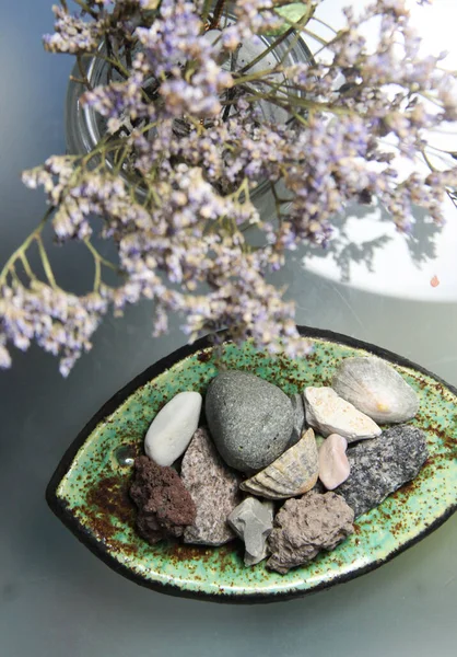 Decoração Com Peixe Cerâmico Flores Secas Pedras — Fotografia de Stock