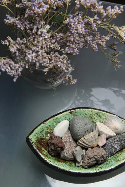 Διακόσμηση Κεραμικά Ψάρια Αποξηραμένα Λουλούδια Και Πέτρες — Φωτογραφία Αρχείου