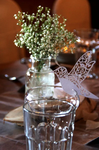 白い紙の鳥および皿が付いている結婚式のテーブル — ストック写真