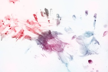  Beyaz arka planda renk sıçraması ve çok renkli el izleri, mavi soğuk ton