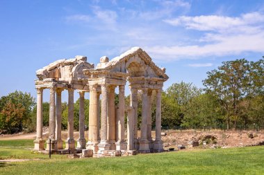 Antik Karia, Türkiye, UNESCO Dünya Mirasları Merkezi 'nde önemli ölçüde korunmuş bir Roma dönemi kenti olan Afrodizyas' taki Tetrapylon Roma tapınağının kalıntıları, 