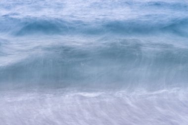 Deniz manzaralı soyut dalga arkaplanı, uzun pozlu hareket bulanıklığı, klasik ve retro tarzı pastel renkler.
