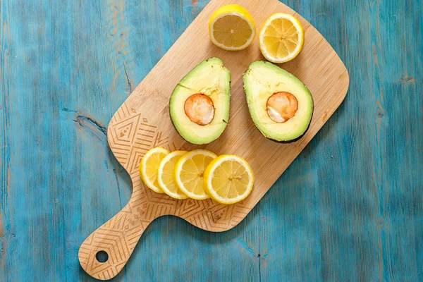 Limon ve avokado, tahtada taze meyve.