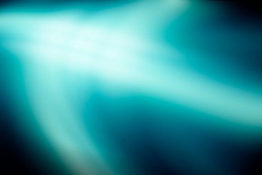 Dinamik, koyu turkuaz mavi, zümrüt yeşili bulanık duvar kağıdı. Koyu mavi yumuşak dokunun üzerinde akan ışık ışınları.