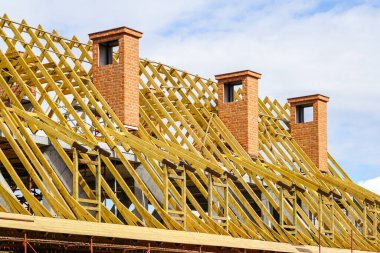 Tarihi bir evin ahşap çatı yapılarının beton elementler, çatı iskeleti ile değiştirilmesi ve güçlendirilmesi
