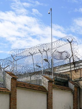 Hapishanenin etrafını çevreleyen bir sürü dikenli tel örgü, hapishane çiti.