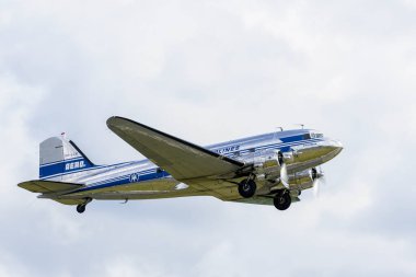 Liepaja, Letonya - 07 Ağustos 2022: Eski Douglas DC3 yolcu uçağı Baltık Uluslararası Hava Gösterisi sırasında Liepaja havaalanı üzerinde uçuyor